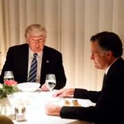 Donald Trump 2016 tillsammans med dåvarande stabschefen Reince Priebus och Mitt Romney.