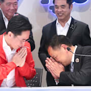 Pheu Thais Yodchanan Wongsawat, till vänster. Premiärminister Anutin Charnvirakul, från Bhumjaithai, till vänster.