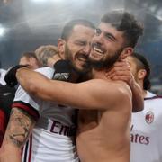 Milanspelarna Patrick Cutrone and Leonardo Bonucci firar efter segern.