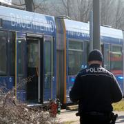 Polis och brandmän vid spårvagnen i Gera. 