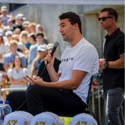 Människor flyr i panik / Charlie Kirk strax före mordet.