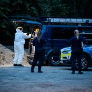  Polis på plats i Salem söder om Stockholm efter att en person hittats skjuten i ett skogsområde. 