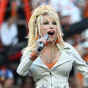 Dolly Parton under en match i amerikansk fotboll 2023.