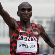 Eliud Kipchoge går i mål. 