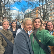 Julia Navalnaja på väg till valurnorna i Berlin. 