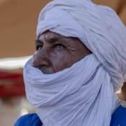 Barn som flytt våldet och byhövdingen som AP pratat med.