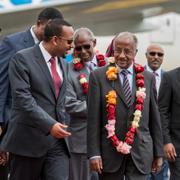 Eritreas utrikesminister Osman Saleh välkomnar Etiopiens premiärminister Aiby Ahmed.