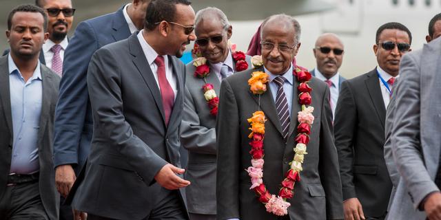 Eritreas utrikesminister Osman Saleh välkomnar Etiopiens premiärminister Aiby Ahmed. Mulugeta Ayene / TT / NTB Scanpix