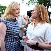Centerpartiets partiledare Elisabeth Thand Ringqvist talar med den tidigare ledaren Annie Lööf, som ofta pratade om ”den breda mitten”.