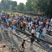 Ett tåg körde rakt in i en festival i indiska Amritsar på fredagen.