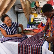 Modeskaparen Perfectual Linnan, till vänster. 