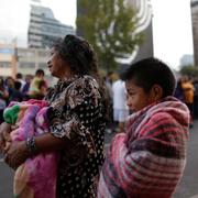 Människor på gatan i Mexico City efter att varningsalarmet ljudit.