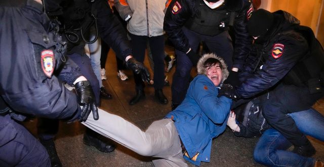 En person förs bort av polis vid en demonstration i St Petersburg. Dmitri Lovetsky / AP