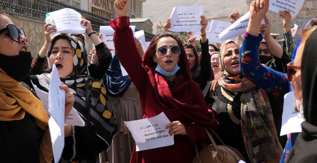 Kvinnor demonstrerar i Kabul.  Wali Sabawoon / TT NYHETSBYRÅN
