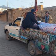 Släktingar transporterar ett av offren för de senaste dagarnas religiöst motiverade våld i nordvästra Pakistan på en lastbil. 