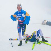Frida Karlsson jublar bland trötta lagkamrater.