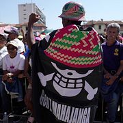 Proteströrelsen på Madagaskar är en av flera som anammat en dödskallelogga från tecknade serien ”One Piece” som sin symbol. Bilden är tagen under en protest i maj förra året.