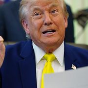 President Donald Trump när han signerade satsningen.