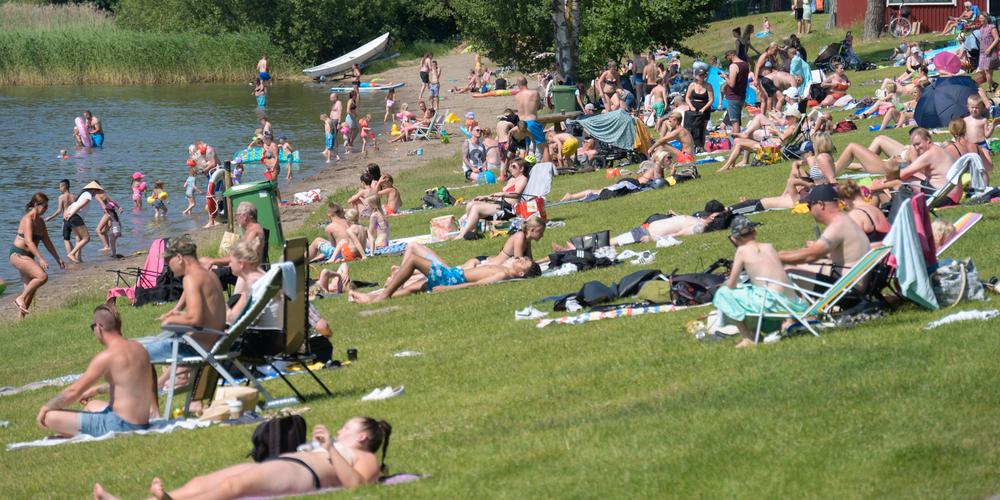 Solande och bandande människor i Enköping. illustrationsbild.  