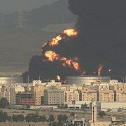 Oljedepå brinner i Saudiarabien, 25 mars.