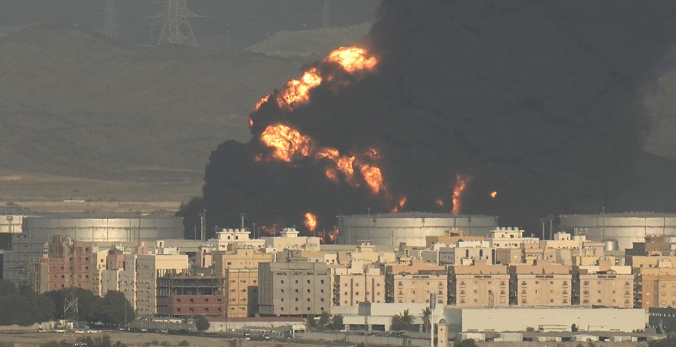 Oljedepå brinner i Saudiarabien, 25 mars.