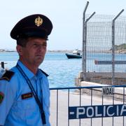 Polis vid ett center i Shenjin, Albanien, dit tusentals avvisade asylsökande skickas från Italien. 5 juni 2024. 