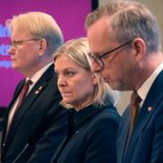 Socialdemokraternas partiledare Magdalena Andersson, ekonomiskpolitisk talesperson Mikael Damberg (th) och försvarspolitiska talesperson Peter Hultqvist (tv) vid en pressträff i mars 2024.