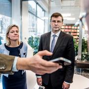 Valdis Dombrovskis och finansminister Magdalena Andersson (S). 