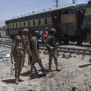 Pakistansk militär undersöker skadorna efter explosionen.