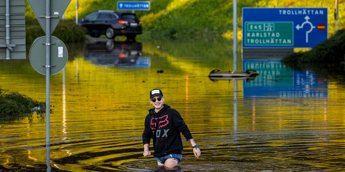 En del av E45 stängs av efter att vägras mellan Lilla Edet och Trollhättan den 28 juli 2024.
