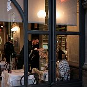 Arkivbild. Italiensk restaurang i Milano.