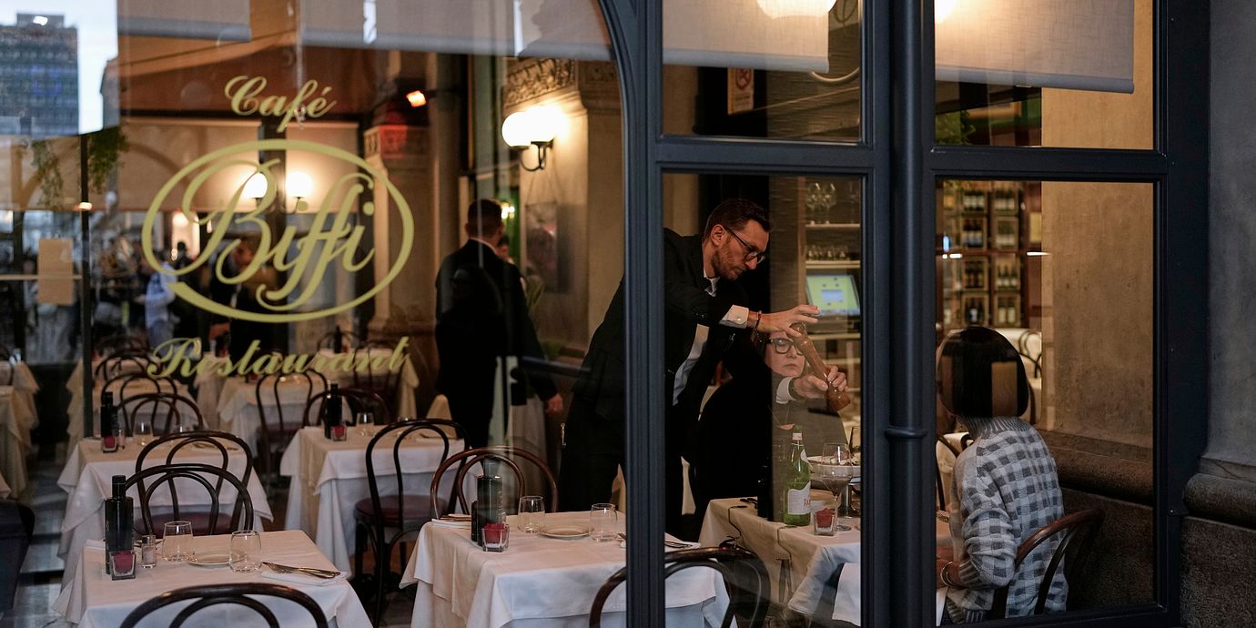 Arkivbild. Italiensk restaurang i Milano.
