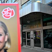 En valaffisch med partiledare Magdalena Andersson (S) utanför Socialdemokraternas partikansli på Sveavägen.
