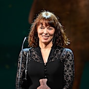 Lina Wolff tar emot priset "Årets svenska skönlitterära bok" för sin bok "Liken vi begravde" när Augustpriset delas ut under en gala på Dramaten.