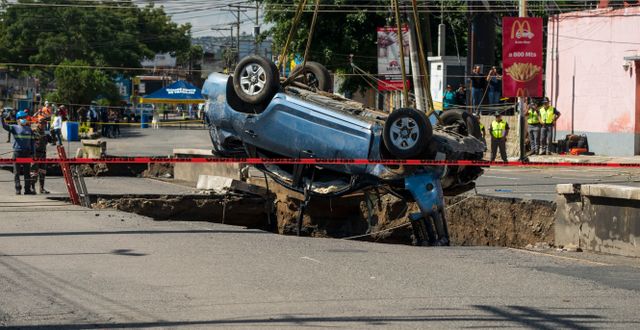 En bil lyfts upp ur  djupet. Moises Castillo / AP