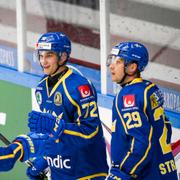 William Eklund (#72) jublar med lagkamrater. 