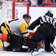 Pittsburgh Penguins Bryan Rust kort efter att han fått nog av Flyers Travis Konecny och dragit omkull honom på isen.