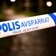 Mannen förekommer i fera utredningar av grova våldsdåd, enligt SVT:s uppgifter. 