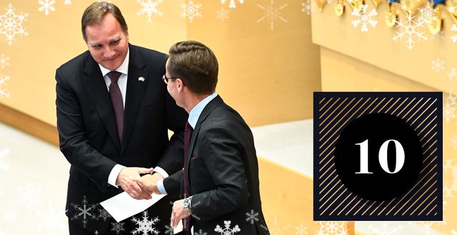 Ulf Kristersson överlämnar avskedspresenten till Stefan Löfven i riksdagen. Bild: TT. Grafik: Omni/Hanna Röstberg