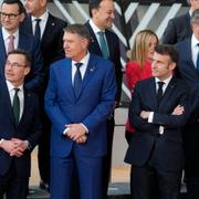 Ulf Kristersson, Klaus Werner Ioannis, Emmanuel Macron och Roberta Metsola på gruppfoto i samband med EU-mötet.