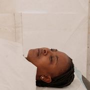 Sexarbetaren Tambudzai Ndlovu får vaccin i Harare, Zimbabwe. Till AP säger 27-åringen att hon nu känner sig trygg och kan jobba med självförtroende.