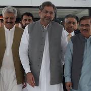 Shahid Khaqan Abbasi i mitten. 