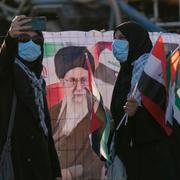 Kvinnor i Irak visar sitt stöd för Iran under en demonstration. 