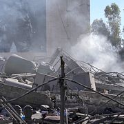 En bild från den libanesiska staden Nabatieh, som flera gånger attackerats av Israel. På byggnaden syns en bild på en tidigare Hizbollah-topp.