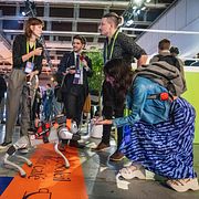 AI-forskaren Soraya Ghassemlou hälsar på en robothund under en AI-konferens i Montreal i Kanada tidigare i september.