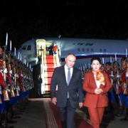  Vladimir Putin tillsammans med Mongoliets utrikesminister Batmunkh Battsetseg på flygplatsen i Ulan Bator i dag. 