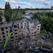 Räddningsarbete efter ryska attacker mot Kyiv på måndagen.