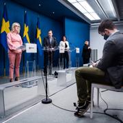 Socialminister Lena Hallengren (S), statsminister Stefan Löfven (S) och vice statsminister Isabella Lövin (MP) på en pressträff. 