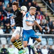 AIK:s Simon Thern (tv) i nickduell med Norrköpings Filip Dagerstål under torsdagens fotbollsmatch i allsvenskan mellan IFK Norrköping FK och AIK på Östgötaporten.