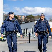  Två poliser på Opaltorget i Göteborg.